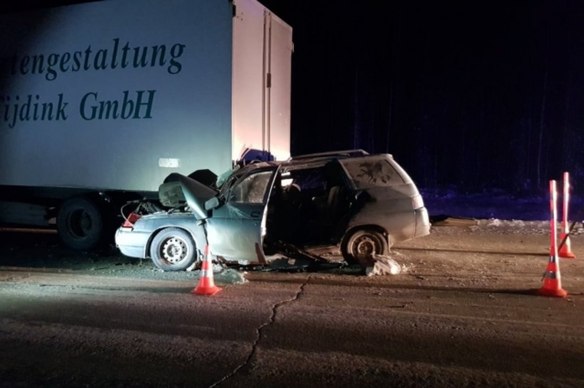    На тюменской трассе погиб водитель легковушки, врезавшийся в стоящую фуру