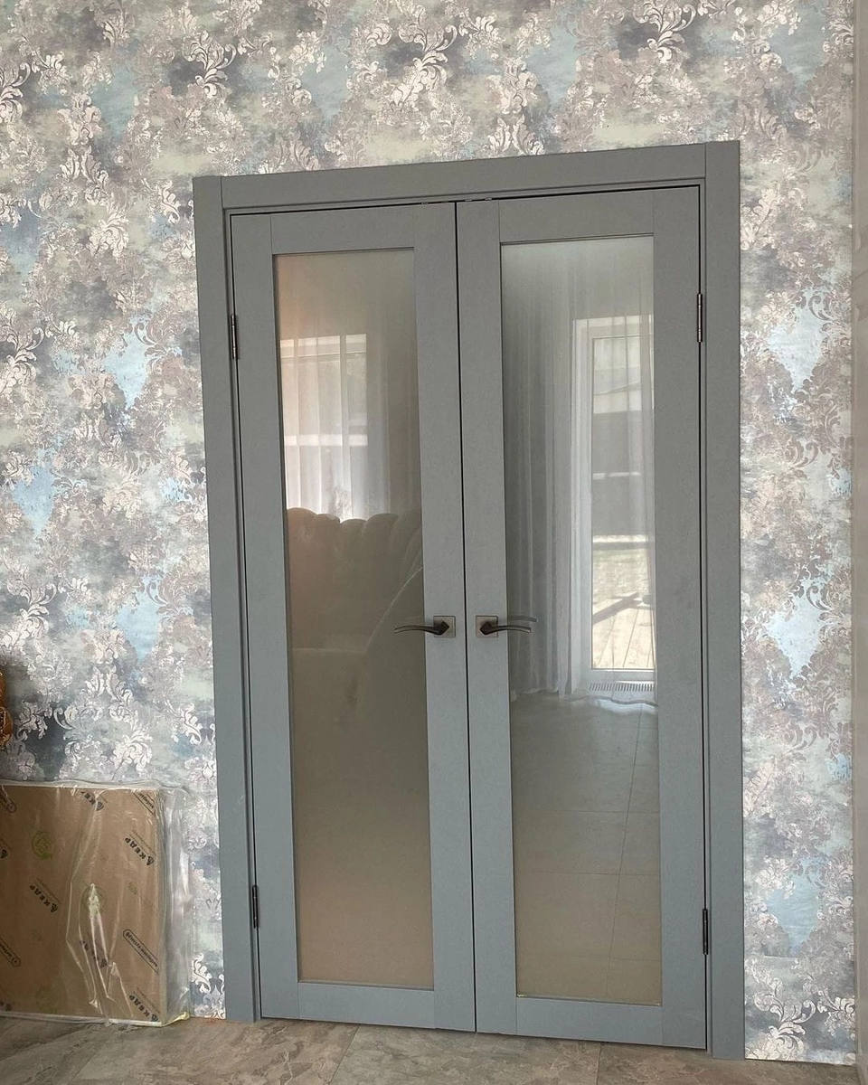 серые двери со стеклом 