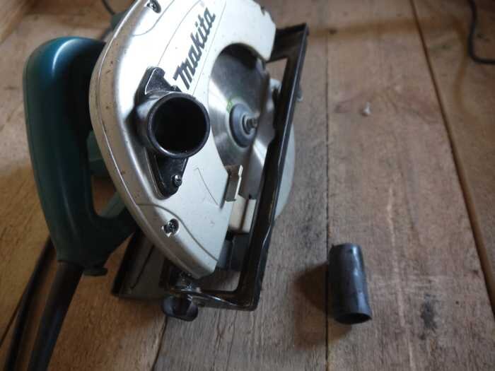 Пылеотвод для циркулярной пилы hitachi. Распиловочный станок бош gts 10. Макита 5903r. Дисковая пила макита подключить пылесос. Аккумуляторная дисковая пила makita.