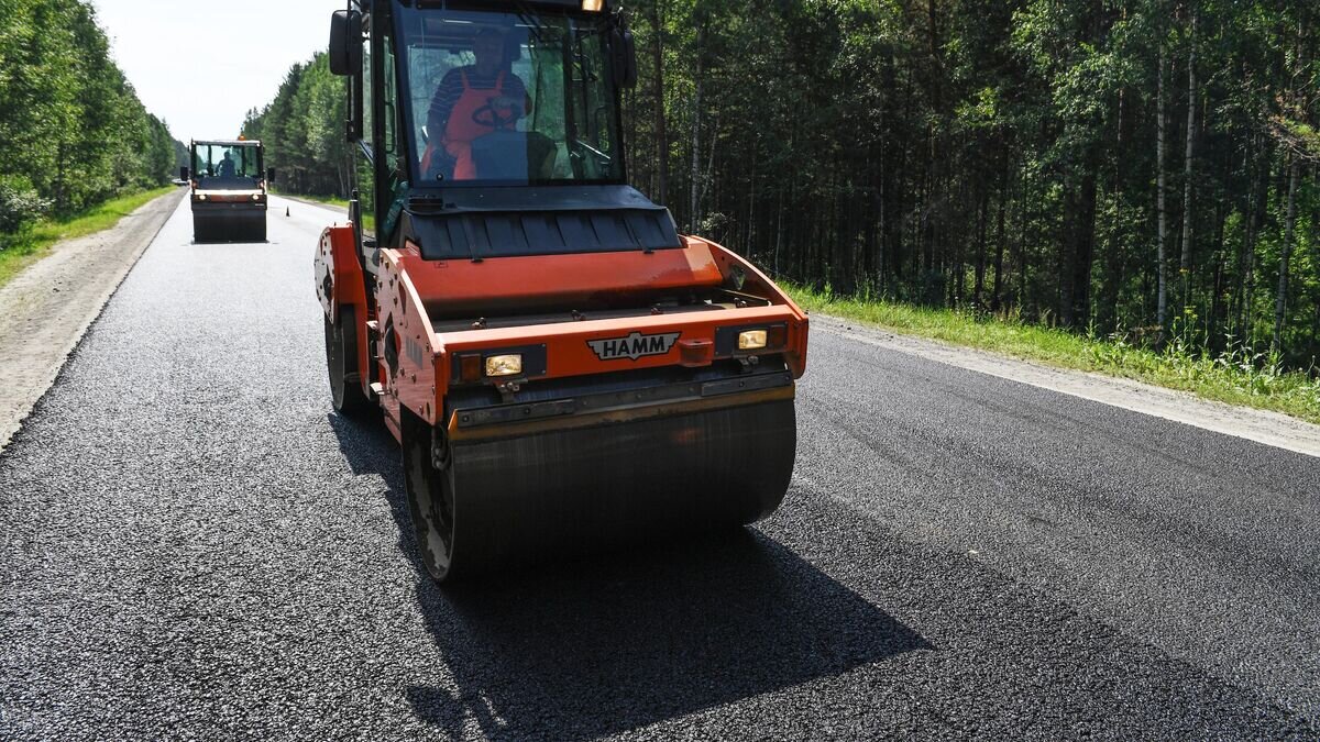    Дорожно-строительная техника во время укладки верхнего слоя асфальтобетона на автомобильной дороге в Новосибирской области© РИА Новости / Александр Кряжев