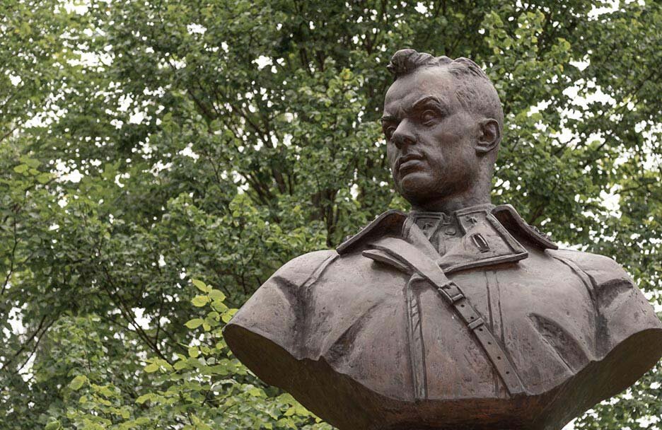   Бюст Константина Рокоссовского в парке Победы. Фото: Роман Домнин/ fotokto.ru