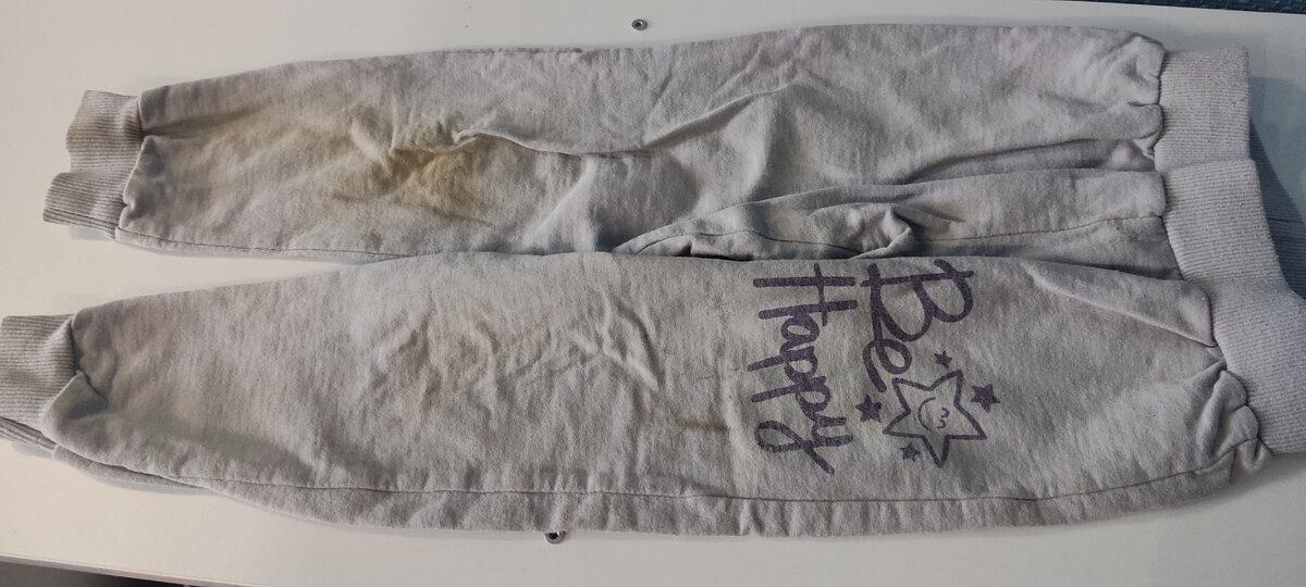 Пятно на коленке. Якобы в этих штанах модно гулять.