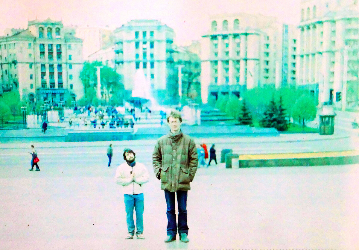 Это не фотомонтаж все снято одним кадром одним дублем.