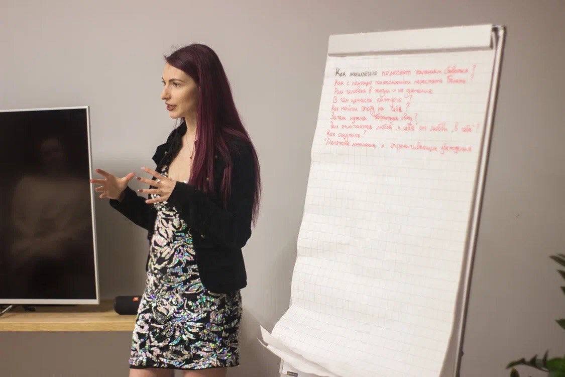 Психолог Дарья Каеетам выступает с лекцией "Что такое любовь"?