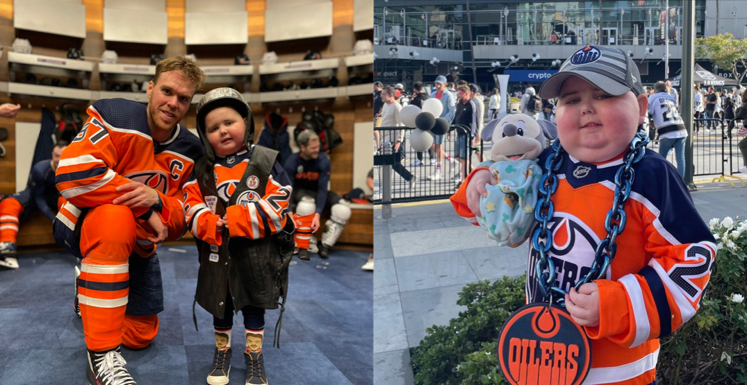 Маленький Бен с Коннором Макдэвидом в раздевалке «Ойлерс».