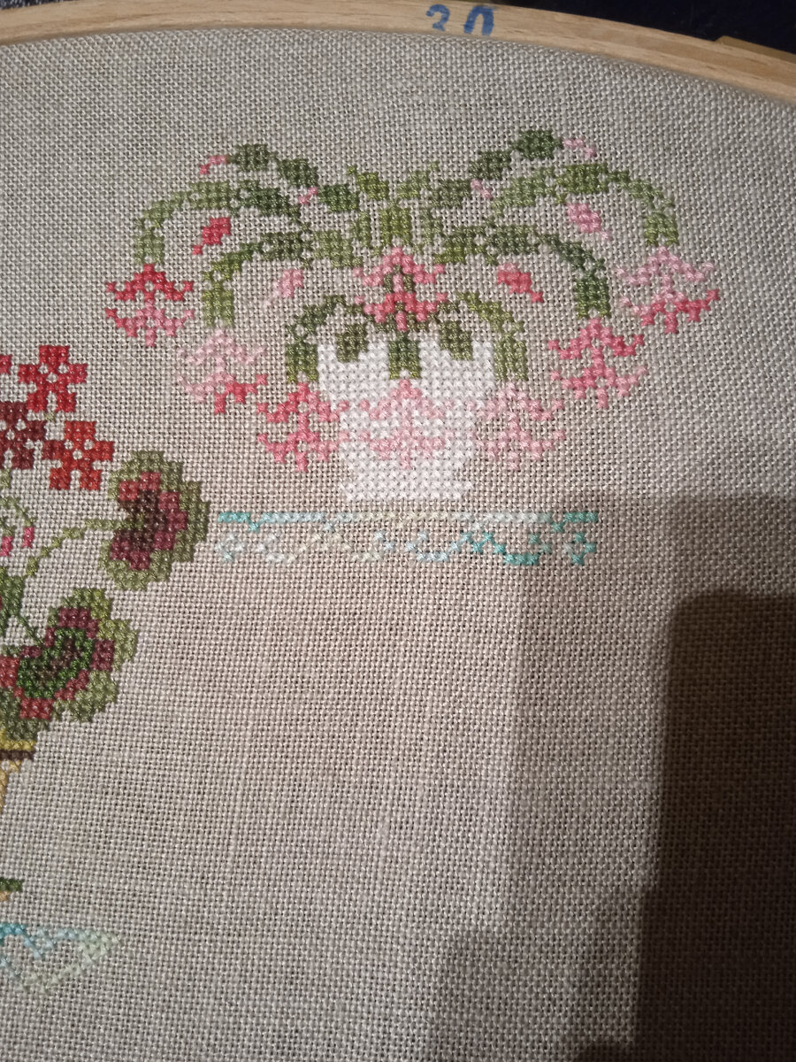 Фото автора. Вышивка тоже авторская, опять ошибку ляпнула, в итоге к горшку, вопреки бесплатной схеме с owlforest.ru, добавились ещё четыре крестика... 