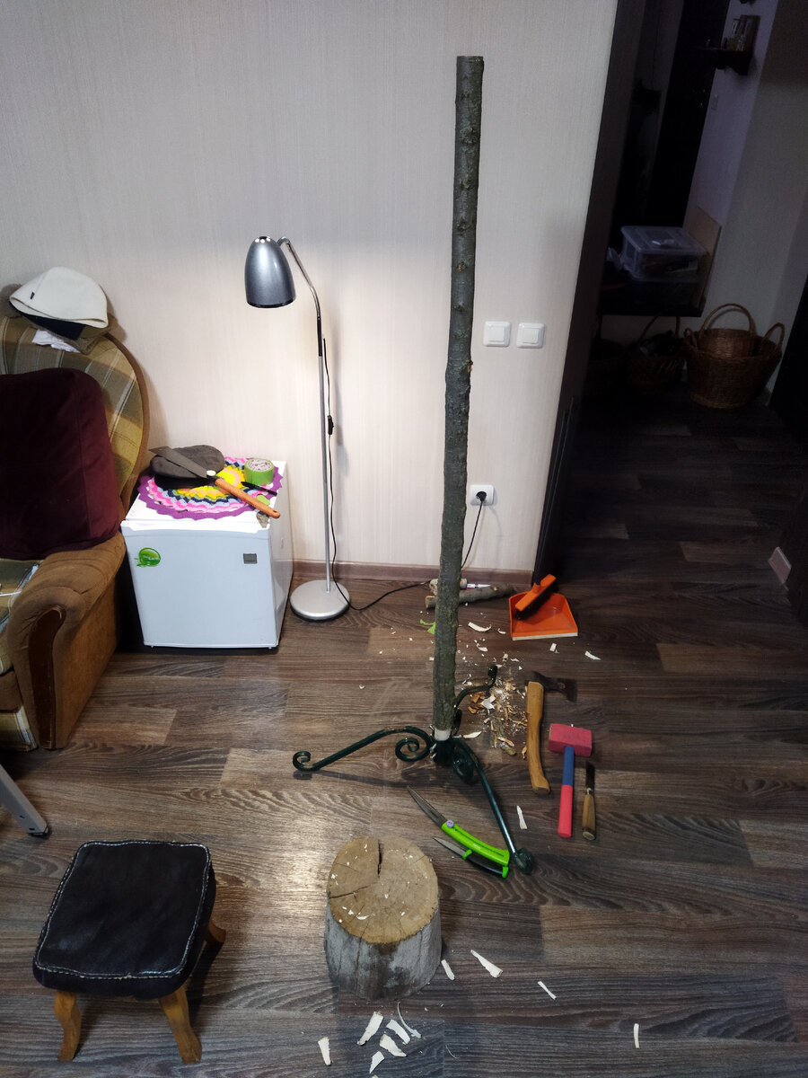 Ствол из вяза , сосновые ветки, - это и будет ёлкой!.