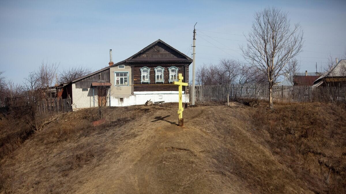    Крест, установленный на месте дома в селе Карачарове, где предположительно жил легендарный богатырь Илья Муромец© РИА Новости / Михаил Фомичев