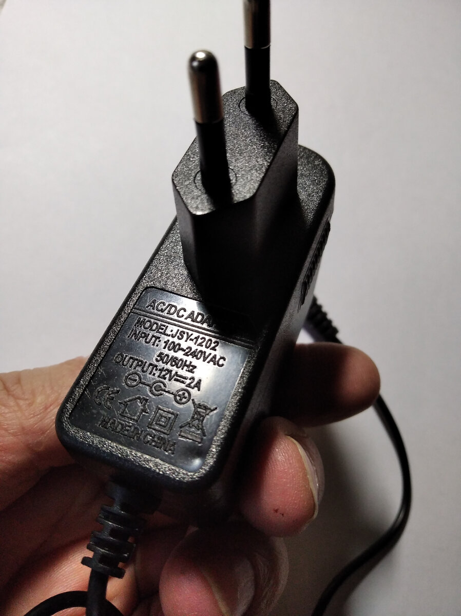 Это он - AC/DC адаптер JSY-1202, 12V - 2A.