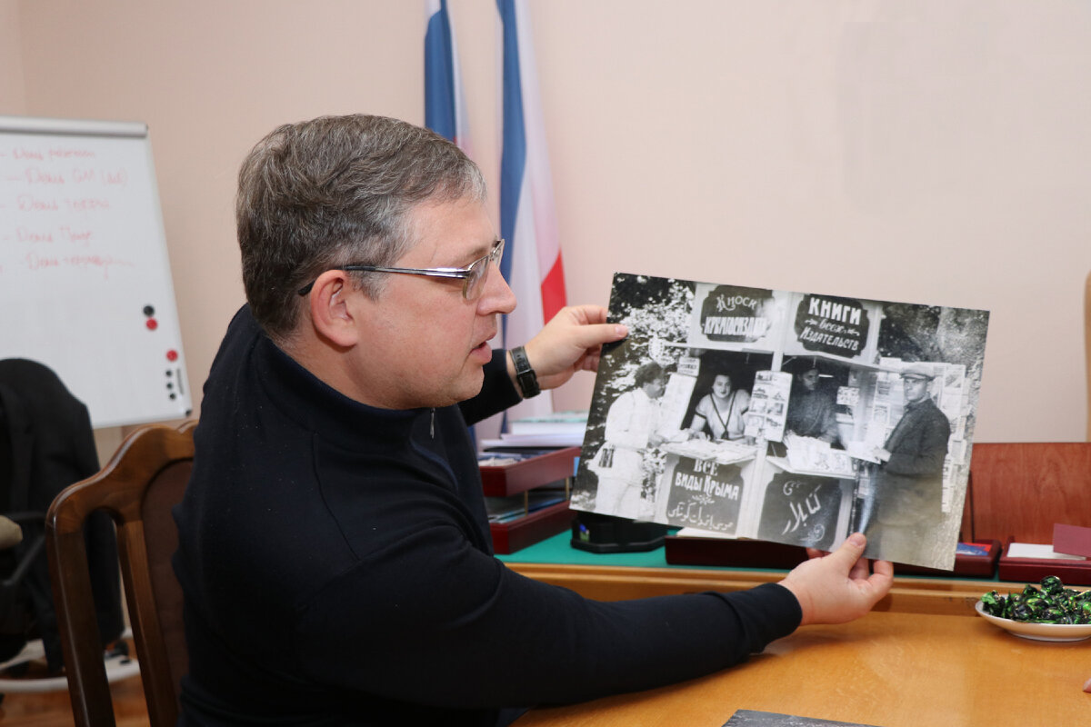 О каждой открытке из своей коллекции В. Бобков может говорить часами