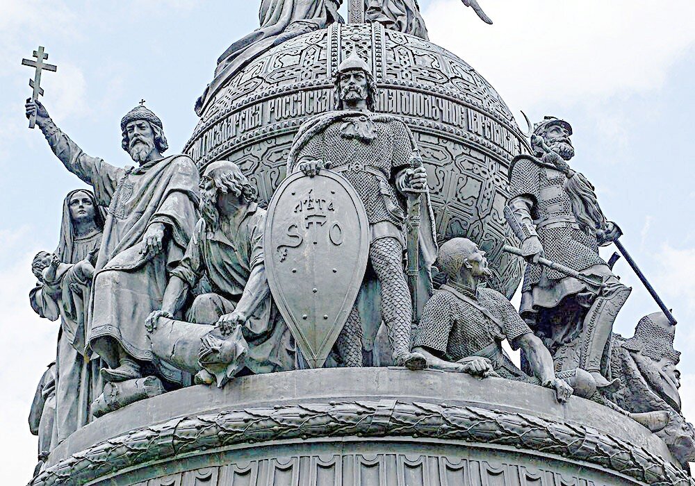 Рюрик на памятнике "Тысячелетие России" в Новгороде