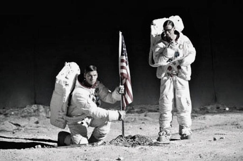 Были ли космонавты на луне. Лунная афера НАСА. Армстронг и Олдрин. Флаг США на Луне. Американские космонавты на Луне.
