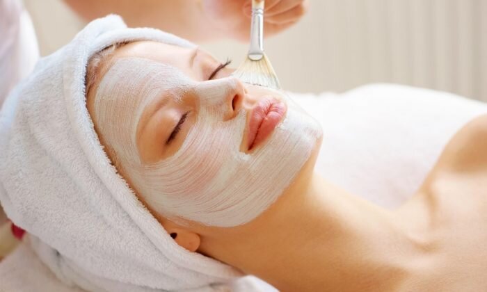 Пилинг от пигментных пятен можно сделать в салоне или в домашних условиях