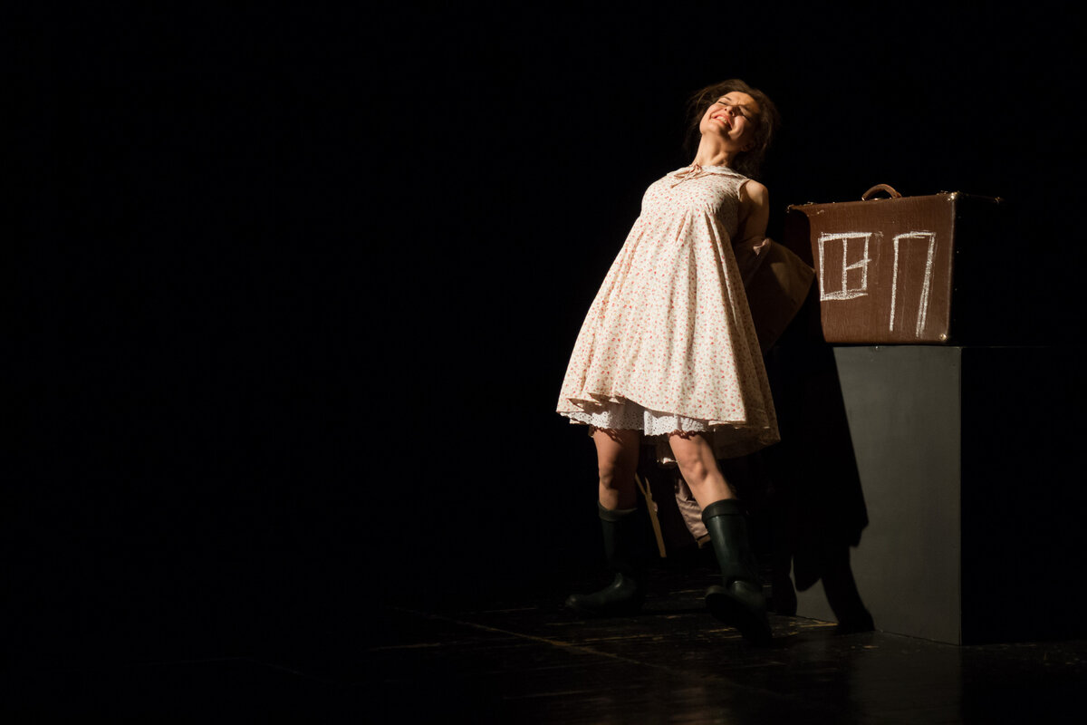 Спектакль "Моя семья в моём чемодане". Фото: Фестиваль моноспектаклей «Монокль»