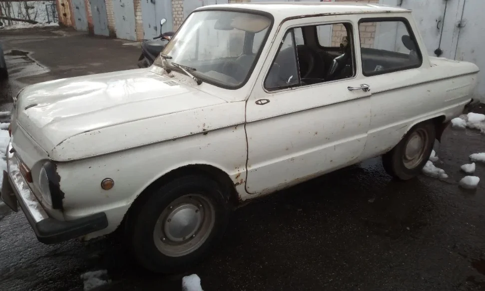 Тот самый Запорожец возле того самого гаража.