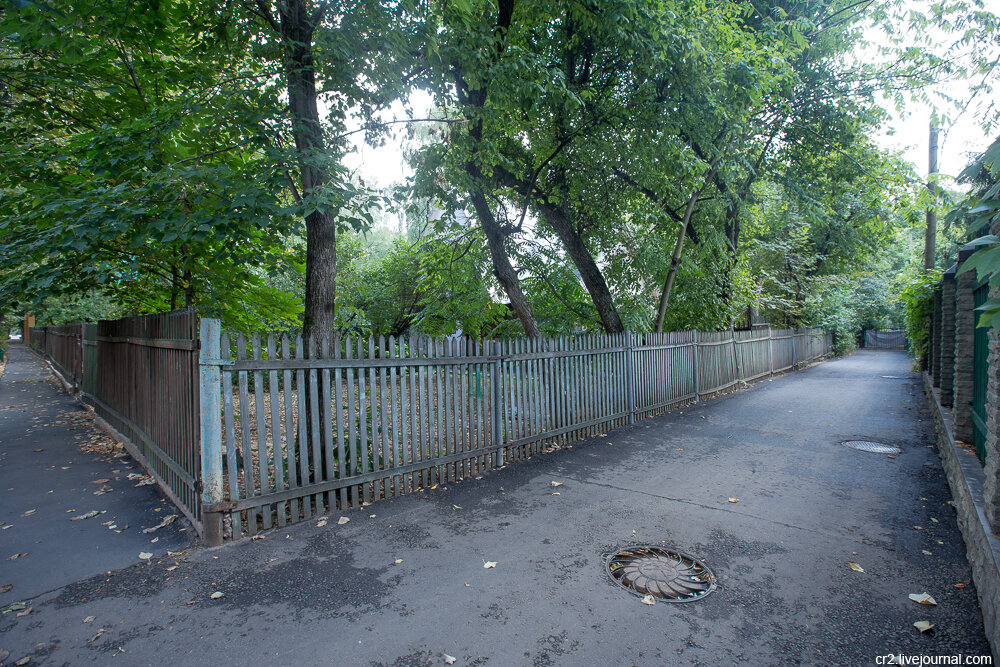 Самая короткая улица в краснодаре. Улица Венецианова в Москве. Фото улицы Венецианова. Самая короткая улица в Москве. Самая маленькая улица в Москве.