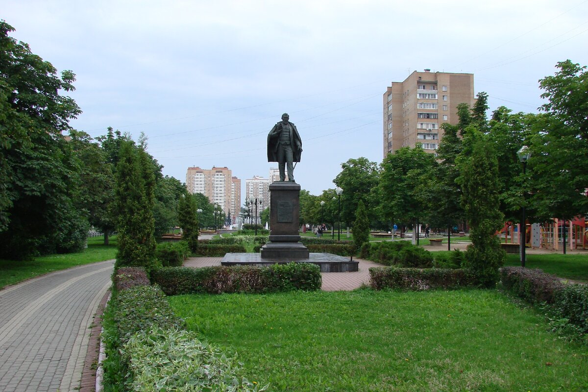 Есть город железнодорожный. Город Железнодорожный памятник Рябушинскому. Балашиха микрорайон Железнодорожный памятник. Памятники микрорайон Железнодорожный Московская область. Город Железнодорожный Московская область сквер.