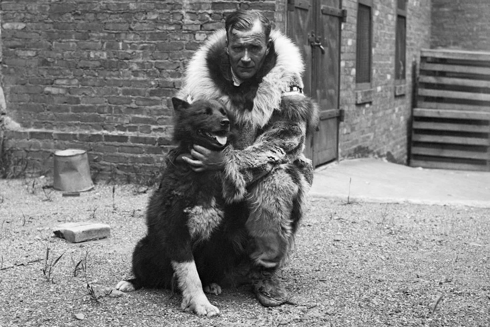 Гуннар Каасен и его верный друг - пёс Балто.