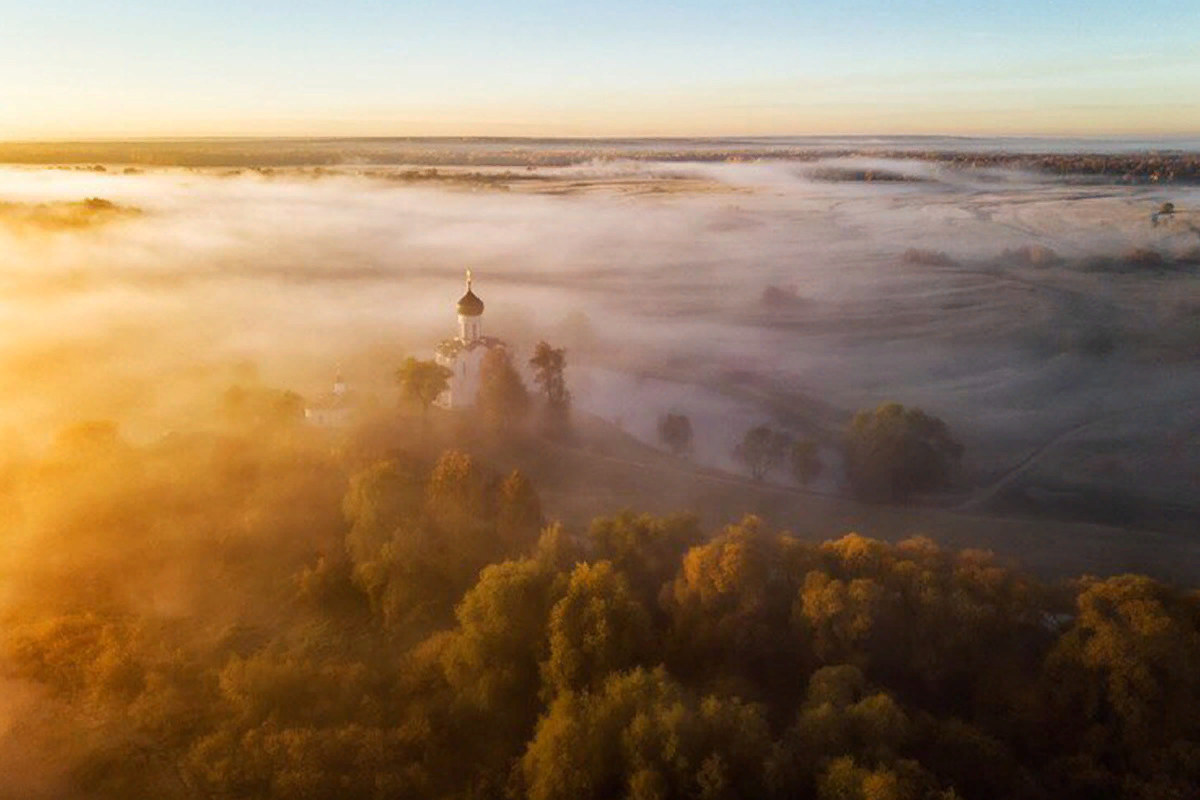 Церковь в тумане. Россия с высоты птичьего полета. Рассвет с высоты. Рассвет над храмом. Пронзительно высоко
