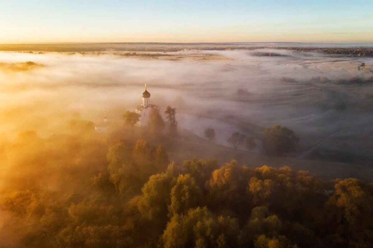 Россия в фотографиях русское географическое. Церковь в тумане. Россия с высоты птичьего полета. Рассвет с высоты. Рассвет над храмом.