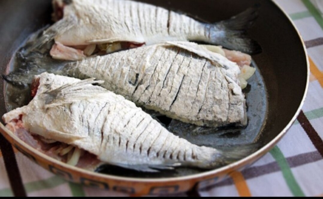 Рыба без костей для жарки. Рыба для жарки. Какую рыбу пожарить на сковороде без костей вкусную. Вкусные рыбы для жарки без костей. Жареная рыба без костей.