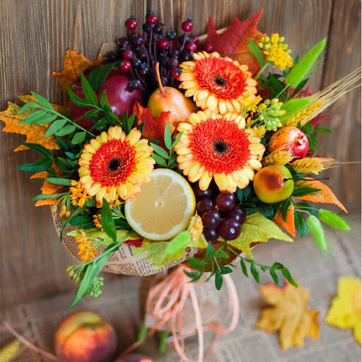 Заказать цветы недорого с доставкой можно в салоне «Парижанка».