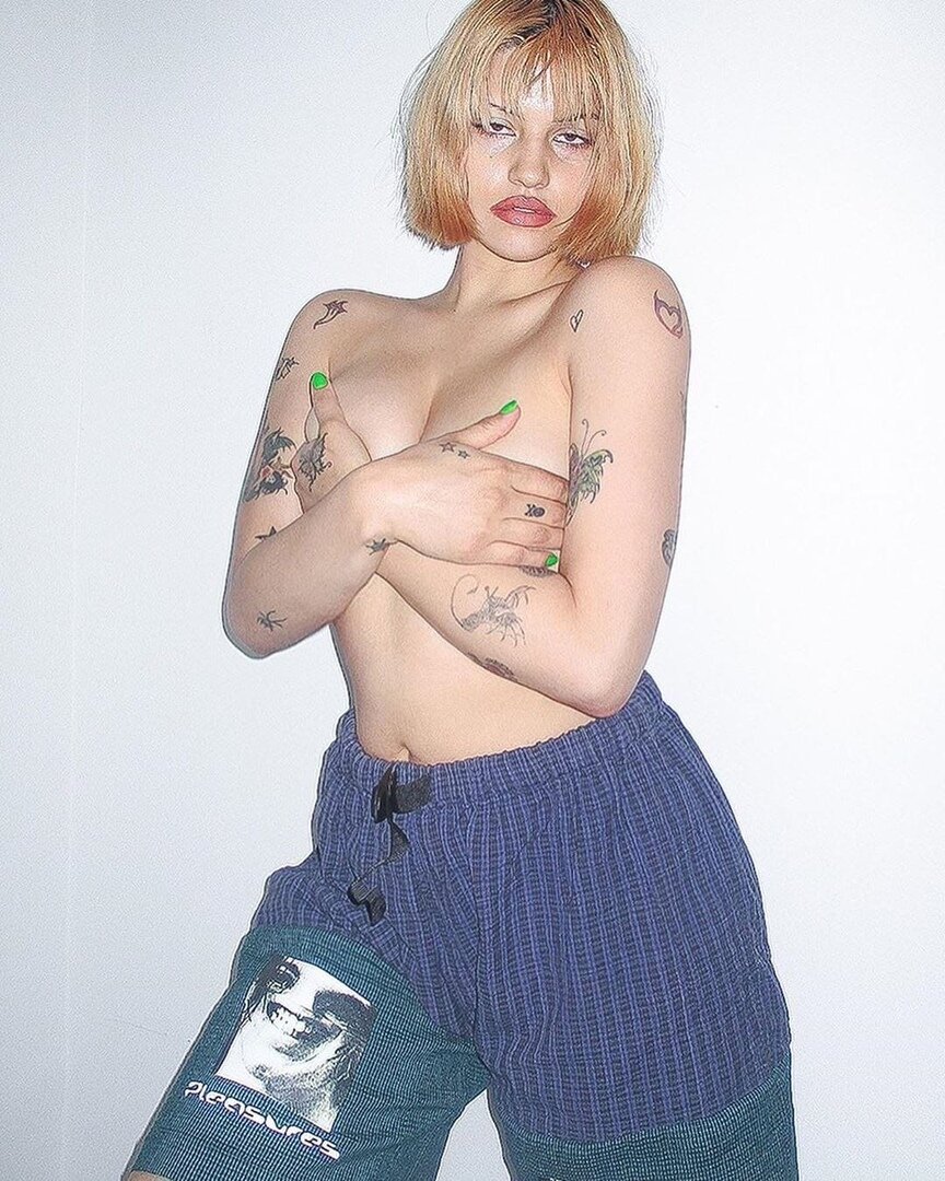 Чтобы отметить День Земли в этом году, PLEASURES объединились со специалистом DIY Left Hand на капсуле, сосредоточенной на переработке.  Ограниченная коллекция представляет собой смесь архива и эксклюзивных предметов PLEASURES, переработанных в новые захватывающие произведения. 
Left Hand сделал акцент на оттиске уличной одежды в то же время добавляя метод построения, модификации в своей новой коллекции.