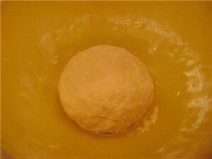     В глубокую чашку разбиваем яйца и вливаем растопленное масло, взбиваем и постепенно всыпаем муку. Тесто должно получится довольно крутым, поэтому при необходимости количество муки можно уменьшить или увеличить. После этого оставляем его постоять 30 минут.После того как тесто постояло, делим его на 5 частей,4 одинаковых по размеру и 5 побольше. Затем каждую часть нужно раскатать на тонкие сочни.   