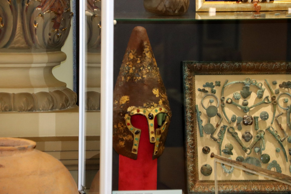 Источник фото: https://felicina.ru/news/sotrudniki-fsb-peredadut-v-fondy-muzeya-arheologicheskie-nahodki-izyatye-vo-vremya-nezakonnyh-raskopok-2/