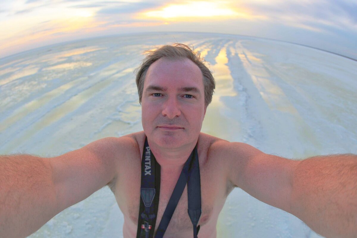 Всем привет! Я Новиковский. Со мной пара фотокамер и фотоштатив. Сегодня я совершу невероятное - пройду босиком по озеру. 