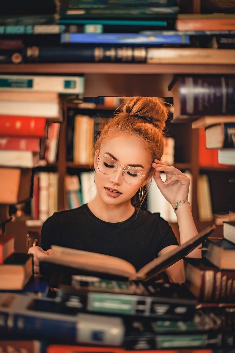 Девушка ищет ответы на тест в библиотеке (pexels.com)