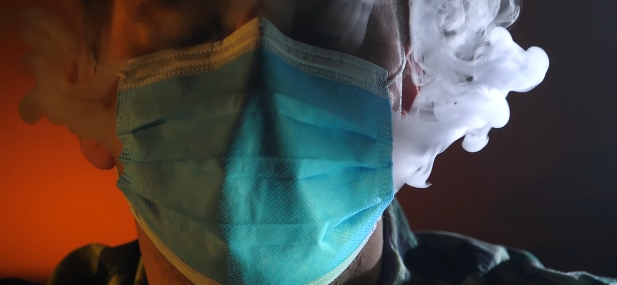 Человек с маской