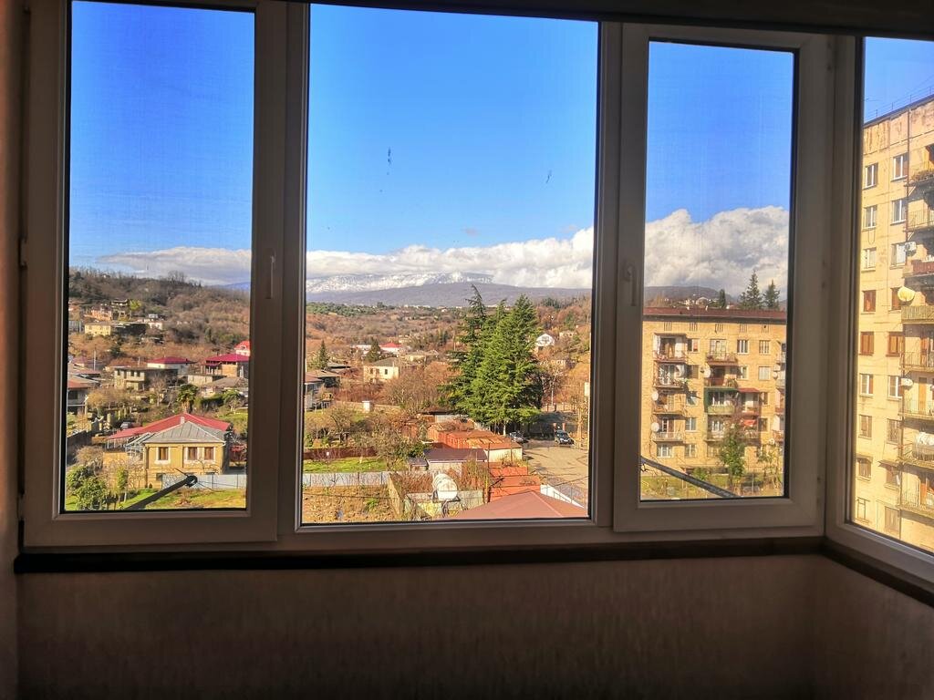 Живут они в съёмной квартире по несколько человек