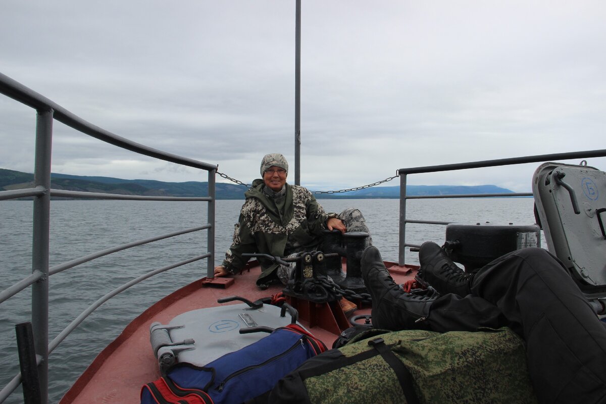 20.02.15г.                                                                                                                                                                               Мичман Неваляшкин висел на турнике. Его огромные, наивные глаза были устремлены прямо в небо. Небо того, сливового цвета, который бывает только перед рассветом... Сил подтягиваться уже просто не было. И Неваляшкин висел, стараясь не упасть. Потому что падение было бы для него концом военной карьеры. 
                          Он висел и напоминал сам себе ту сливу, которую съёл мальчик Ваня из детского поучительного рассказа Л.Н.Толстого. И понимал мичман, что через некоторое время он, словно эта зрелая слива, шмякнется на землю с мягким стуком и растечётся по поверхности всеми усталыми, до полного изнеможения мышцами и,  натянутыми до предела сухожилиями... 
