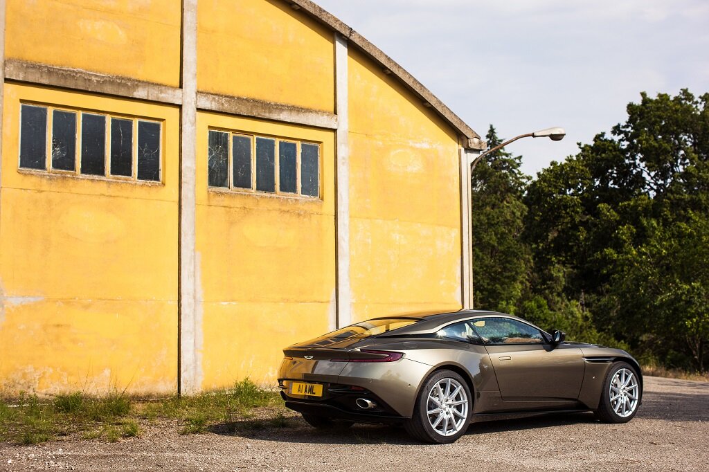 Купе Aston Martin DB11 – это классический гранд-турер, то есть автомобиль, который предназначен для «больших путешествий»