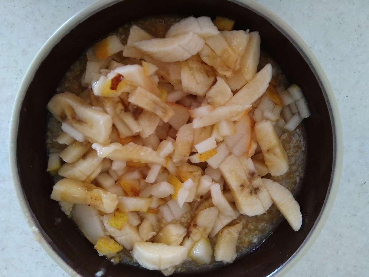 Смешиваем кашу с фруктами