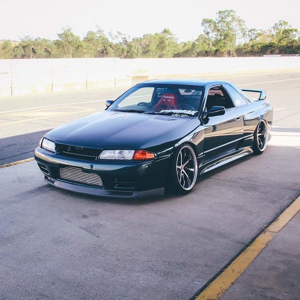 Nissan Skyline R32 - выглядит эффектно, при этом автомобиль способен развивать огромную скорость, проходя узкие короткие повороты.