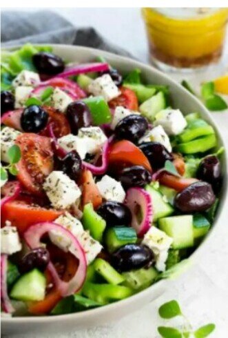  Очень вкусные и полезные салаты
.Консервированный кальмар ,огурец , вареные яйца ,зеленый горошек , лук , зелень, натуральный йогуртйогурт
. Помидор ,огурец ,вареная курогрдка ,красная фасоль,сыр ,оливковое масло ,бальзамик
.Запеченные баклажаны ,огурцы , помидор , листья салата,имбирь ,чеснок , красный лук ,сыр , оливковое масло
.Пекинская капуста , болгарский перец , консервированная кукуруза , морковь ,натуральный йогурт 
. Морковь,болгарский перец ,листья салата ,огурец , чеснок ,оливковое масло 
.Помидор,синий лук ,листья салата ,творожный сыр,базилик ,семена льна ,оливковое масло