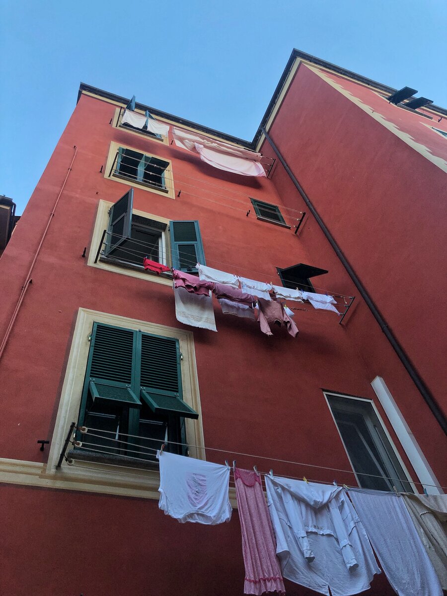 Обычный дом в Варацце. Мне очень нравится, когда в маленьких итальянских городах вот так вывешивают белье сушиться. Фотография из личного архива