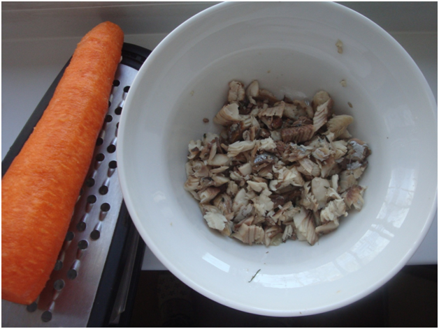 Одна большая морковь, одна вареная селедка 
