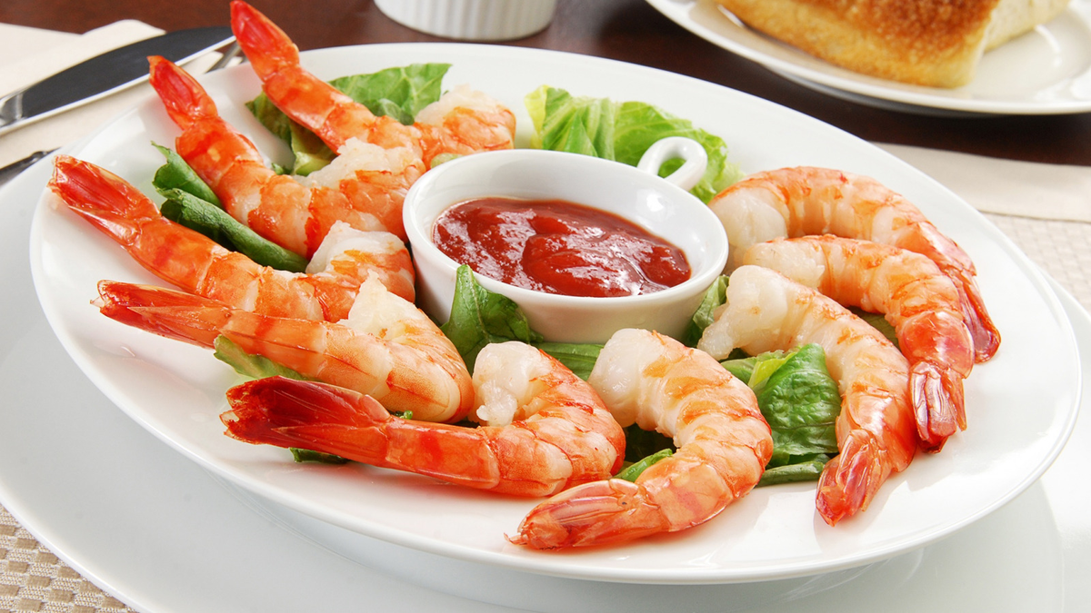 сет морепродуктов. блюда с морепродуктами. ассорти морепродуктов. блюда из морепродуктов на праздничный стол. тарелка с морепродуктами.