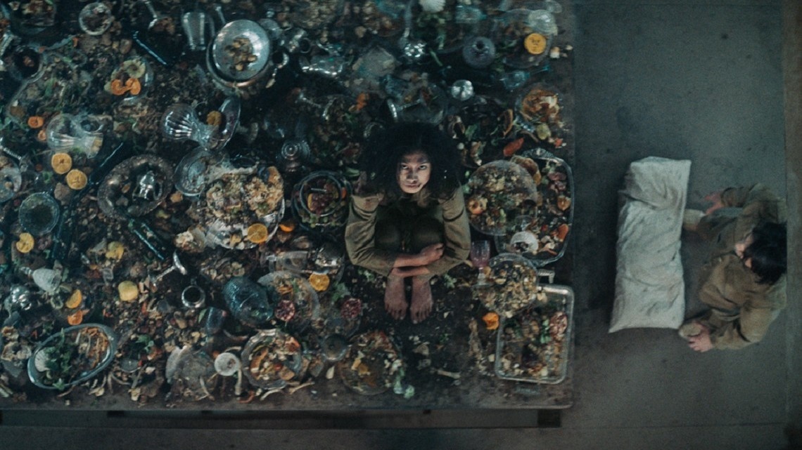 кадр из фильма Платформа, 2019 г.