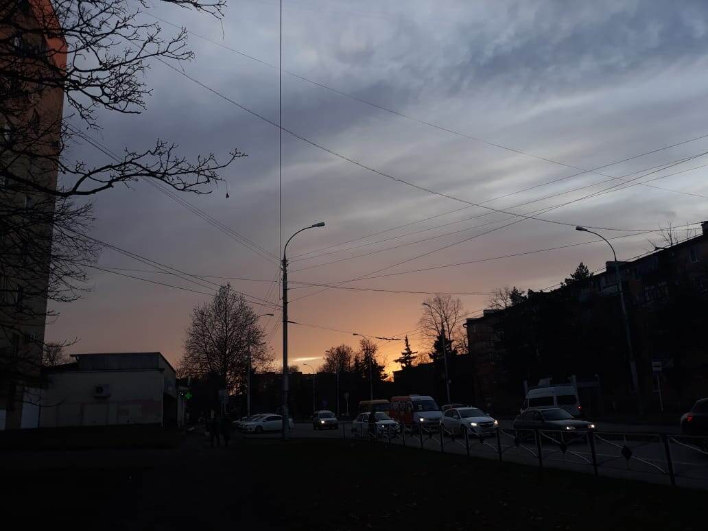 В современном мире так важно иметь человека, который будет поддерживать вас несмотря ни на что...                                       В мире, где людям совершенно плевать на ваши чувства и эмоции.  Как важно, в трудные минуты не оставаться одному. Этот карантин заставил нас многое переосмыслить, на многое посмотреть с другой стороны. Я осталась наедине с собой, наедине со своими мыслями. Начала размышлать и много думать про свое окружение. Почему мне плохо?! В чем дело? Почему меня не слышат и не понимают? Дело во мне или в них? Я перестала общаться почти со всеми, казалось бы, близкими людьми, и, ни о чем не жалею... Я как-будто избавилась от тяжелой ноши, которую несла долгие годы. Я боялась сделать что-то не так, боялась обидеть, задеть. В это же время мне было плохо, больно... про мои чувства никто не думал. И как бы мне не было тяжело сейчас, я не вернусь в прошлое. Теперь я ничего не боюсь! Я готова к новым достижениям и новым открытиям! У меня появились крылья, никак иначе не объяснить эту легкость...   Спасибо всем, я особо не умею излагать мысли, но я очень буду стараться. Если у вас были такие ситуации, когда вы оставались одни, расскажите про них,поделитесь! Как вы прошли этот этап своей жизни?! :)