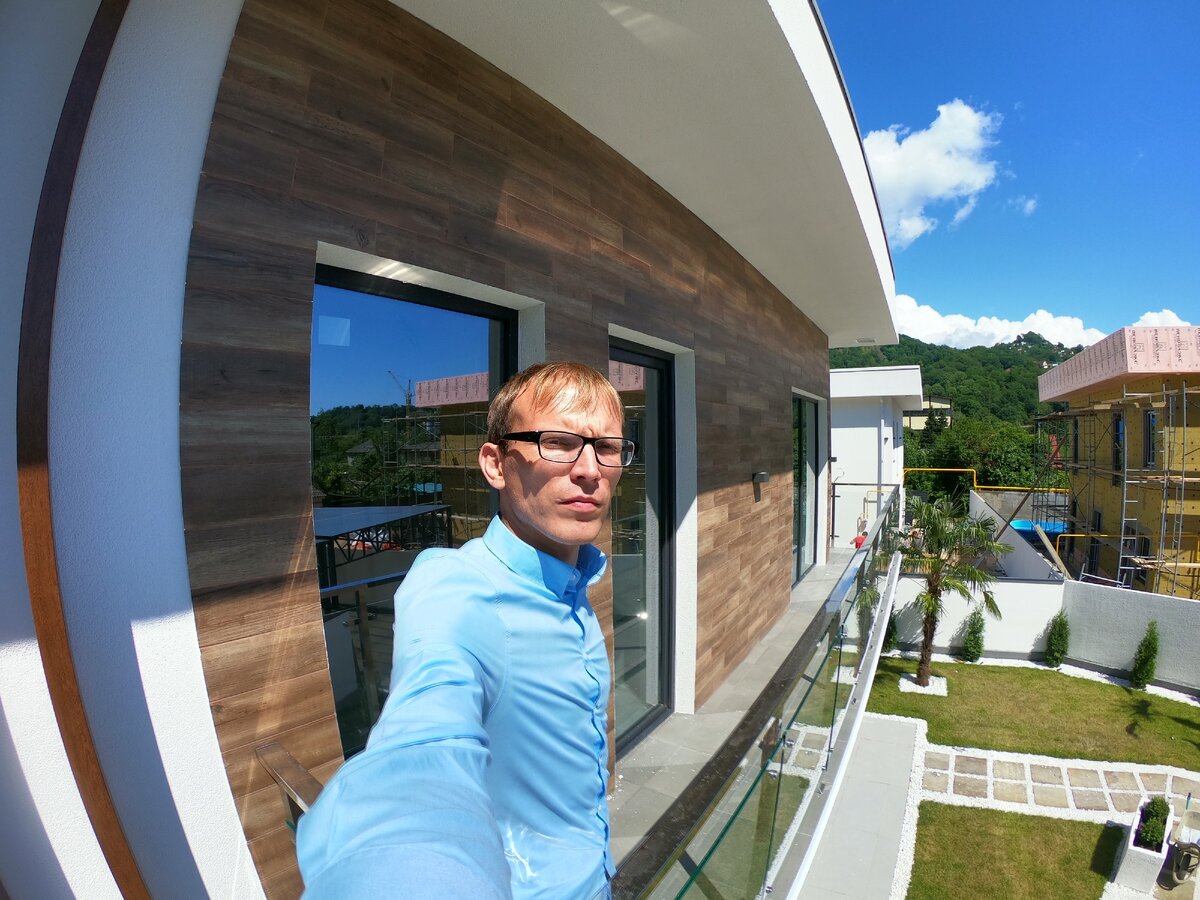 я на втором этаже дома