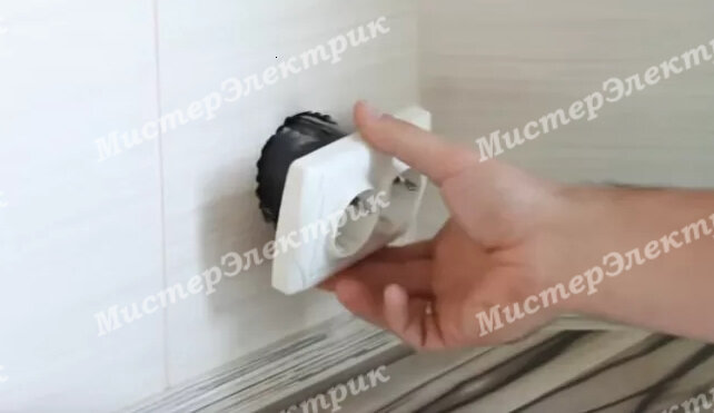 Если контакты не цвета меди, их нужно зачистить надфилем или наждачной бумагой. Если на самом контакте появились сквозные отверстия, или метал в некоторых местах тоньше, розетку нужно заменить.