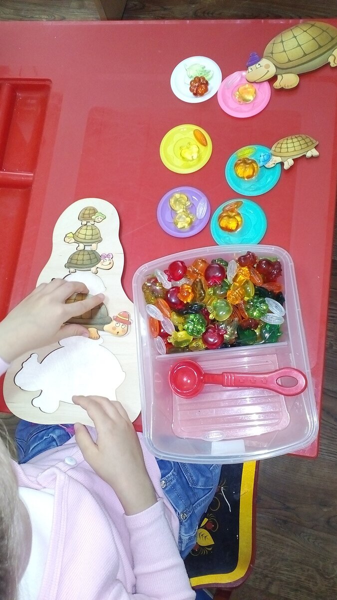 работа в логопедическом кабинете на "запуск речи": черепах покормили, по размеру выложили. 