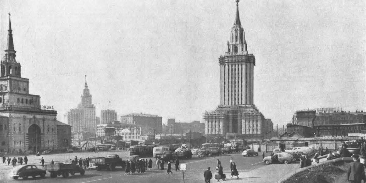 Вид на гостиницу Ленинградская. Источник: В.К. Олтаржевский «Строительство высотных зданий в Москве», 1953