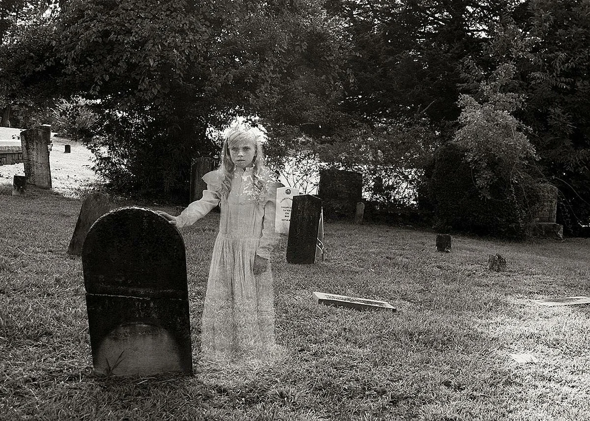 Девушка видеть смерти. В полночь на кладбище 1910. Призраки привидения духи Фантомы на кладбище. Призрак девочки на кладбище.