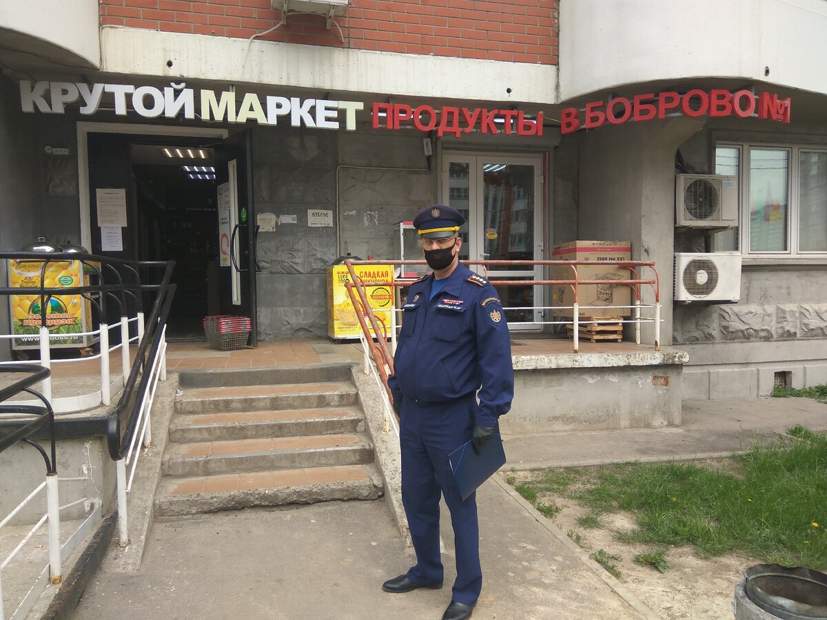 Работники Ленинского территориального управления ГКУ МО «Мособлпожспас» приняли участие в проверке деятельности юридических лиц и индивидуальных предпринимателей          На прошедшей неделе, работники Ленинского территориального управления ГКУ МО «Мособлпожспас» в составе начальника 213 пожарной части Алексея Малкова, заместителя начальника 214 пожарно-спасательной части Дмитрия Козина, заместителя начальника 228 пожарной части Владимира Киршева,  заместителя начальника 235 пожарной части и старшего эксперта по воспитательной работе и работе со СМИ Василия Филипенко, совместно с сотрудниками полиции осуществляли проверку деятельности юридических лиц и индивидуальных предпринимателей в период распространения корона вирусной инфекции в городском округе Ленинский.         По результатам работы были составлены акты осмотра мест и всем юридическим лицам, у которых выявлены административные правонарушения вручены уведомления о вызове законного представителя для выяснения обстоятельств совершенного правонарушения.Василий Филипенко, старший эксперт по ВР и работе со СМИ Ленинского ТУ