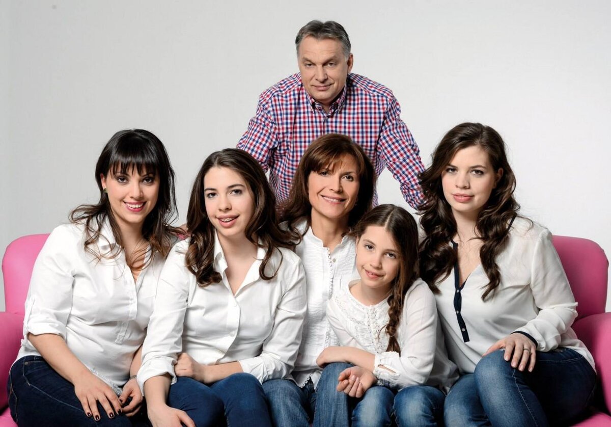 Премьер-министр Венгрии Виктор Орбан со своей семьёй
